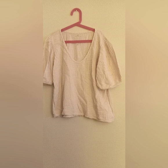 Deep v-neck bubble sleeve top - Picture 2 of 6